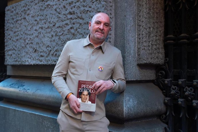 El escritor Miquel A. Fernández posa antes de la presentación de la biografía de Pedro Zerolo escrita por Miquel A. Fernández, en el Instituto Cervantes, a 12 de febrero de 2025, en Madrid (España). 