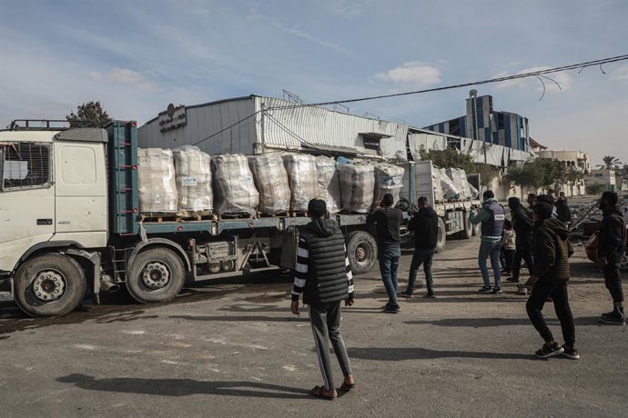 19 de janeiro de 2025, Rafah, Faixa de Gaza, Território Palestino: Caminhões carregados com alimentos e ajuda humanitária entram na Faixa de Gaza pelo cruzamento Kerem Shalom, na estrada Salah al-Din em Rafah, no sul da Faixa de Gaza, em 19 de janeiro de 