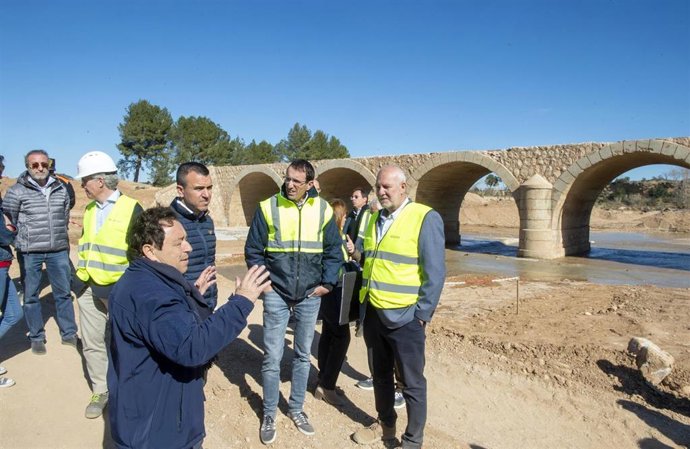 Mompó supervisa la reconstrucción del puente de La Fallereta de Turís y las inversiones de la Diputación en Montserrat