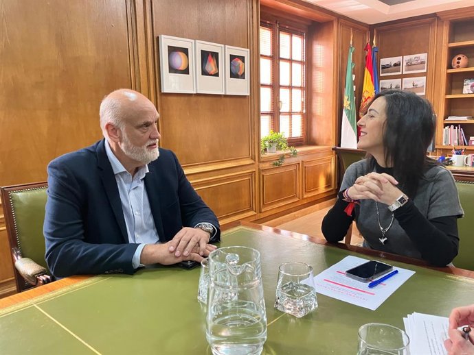 El vicepresidente segundo de la Diputación de Cádiz, Javier Vidal, y la vicepresidenta primera de la Diputación de Cáceres, Esther Gutiérrez.