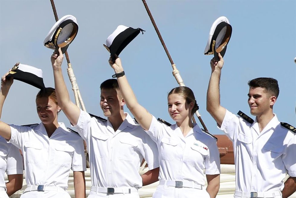 La princesa Leonor al puerto de Salvador de Bahía (Brasil) junto al resto de guardiamarinas que realizan con ella el crucero de instrucción en el buque escuela Juan Sebastián Elcano, a 14 de febrero de 2025, en Salvador de Bahía (Brasil).