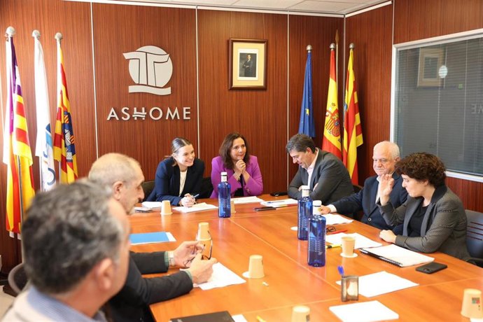 La presidenta del Govern, Marga Prohens, en la reunión con Ashome.