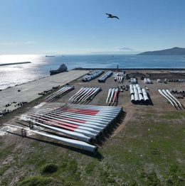 Piezas del parque eólico de Tahivilla en el muelle del Puerto de Algeciras.