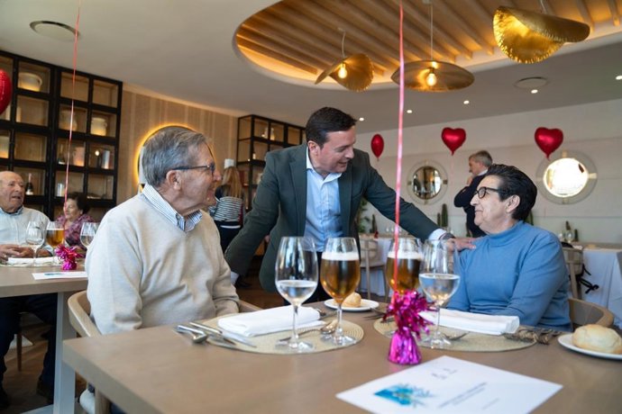 El presidente de la Diputación de Almería, Javier Aureliano García, saluda a una de las parejas del Servicio de Ayuda a Domicilio de la Diputación de Almería.