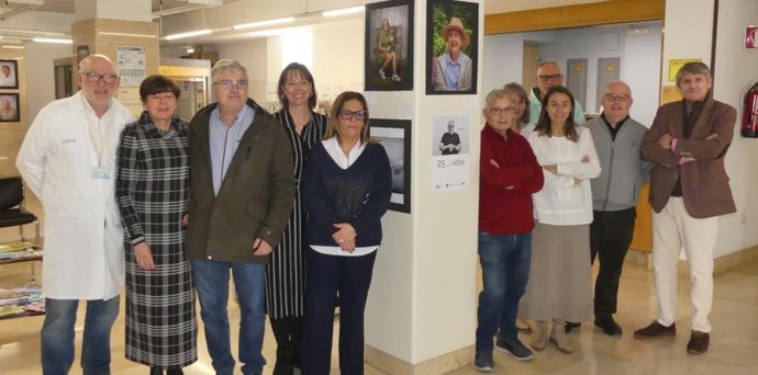 La directora de Humanización con responsables de la exposición y directivos del Hospital turolense