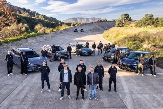 L'entrenador i els jugadors del FC Barcelona en la prova amb els vehicles Cupra