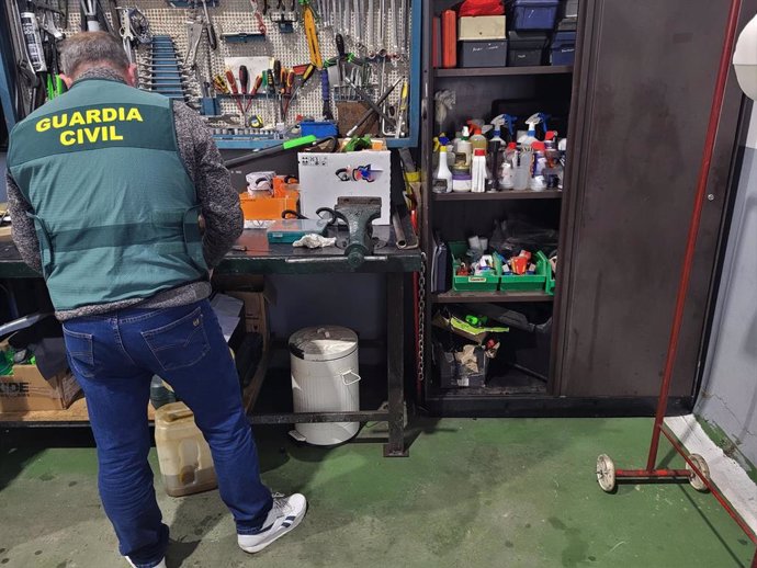 Patrulla del Servicio de Protección de la Naturaleza (Pacprona) de Córdoba en el taller mecánico clandestino.