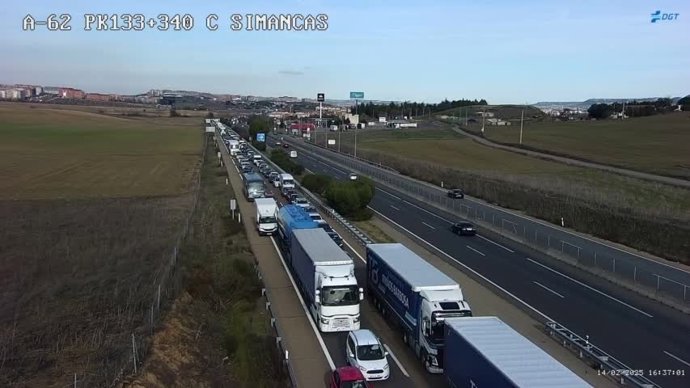 Imagen difundida por la DGT sobre las retenciones en la A-62 por el alcance entre un camión y un turismo