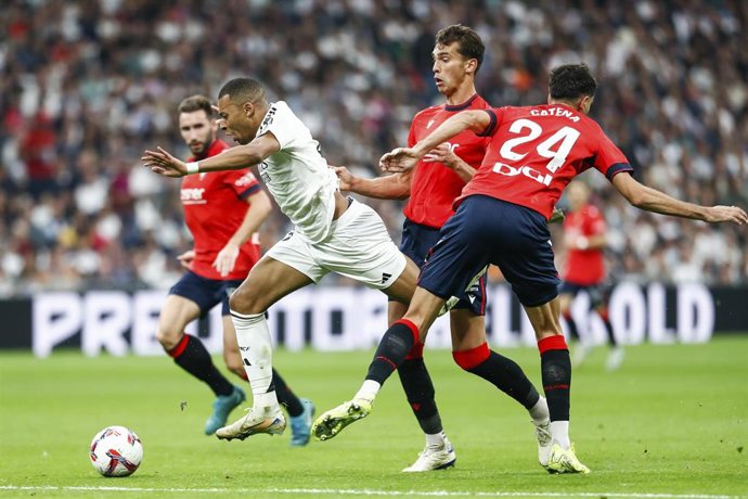 Archivo - Los jugadores del CA Osasuna Alejandro Catena y Lucas Torró intentan arrebatar el balón al delantero del Real Madrid Kylian Mbappé.