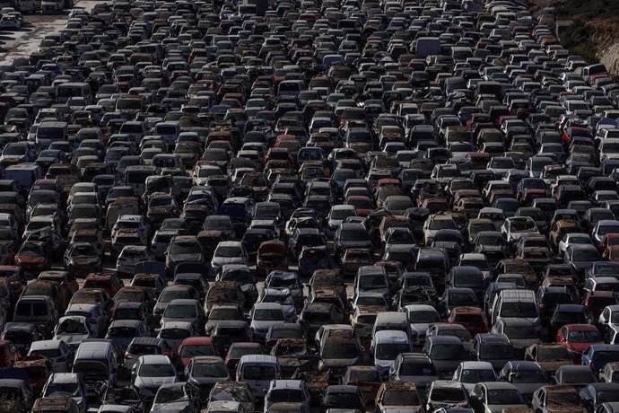 Archivo - Arxiu - Vista aèria d'un desballestament de vehicles a Benaguassil després de la dana.