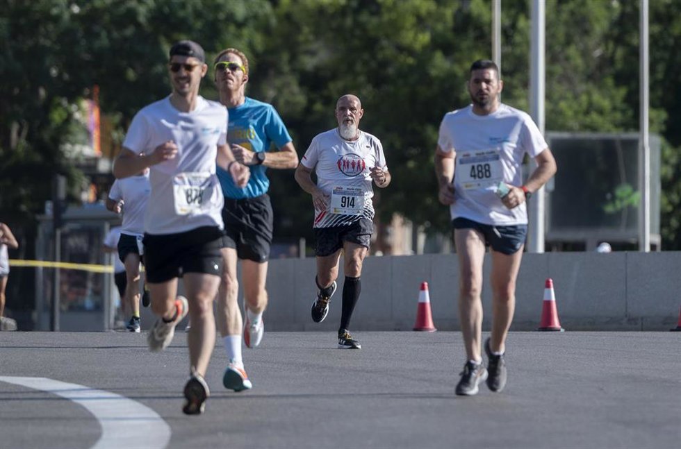 Archivo - Varios corredores en la salida de la X carrera contra la violencia de género, en el Paseo de Recoletos, a 2 de julio de 2023, en Madrid (España). La X Carrera contra la Violencia de Género está organizada técnicamente por el Área de Eventos de
