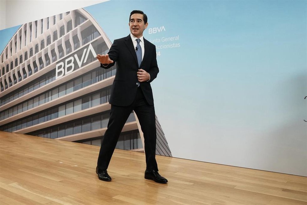 Archivo - El presidente de BBVA, Carlos Torres Vila, ofrece declaraciones a los medios de comunicación antes de una Junta General de Accionistas del BBVA, en el Palacio de Euskalduna de Bilbao, a 15 de marzo de 2024, en Bilbao, Vizcaya, País Vasco (Espa