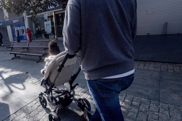 Un hombre lleva un carrito de bebé, a 9 de febrero de 2025, en Madrid (España).