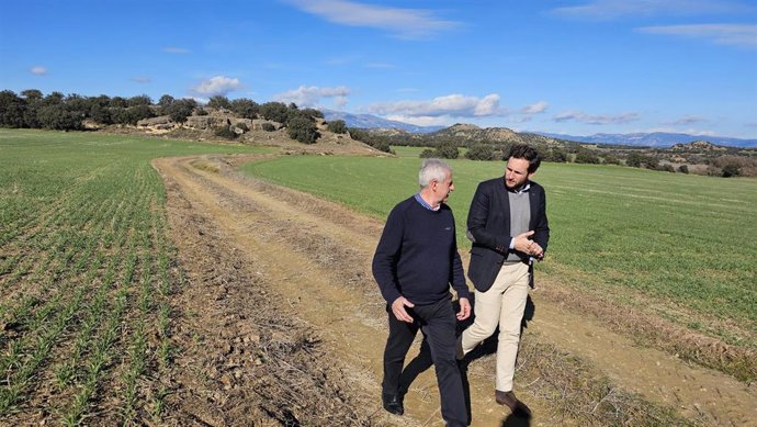 El diputado de Obras en la Diputación Provincial de Huesca (DPH), Álvaro Bescós, con el presidente de la DPH, Isaac Claver