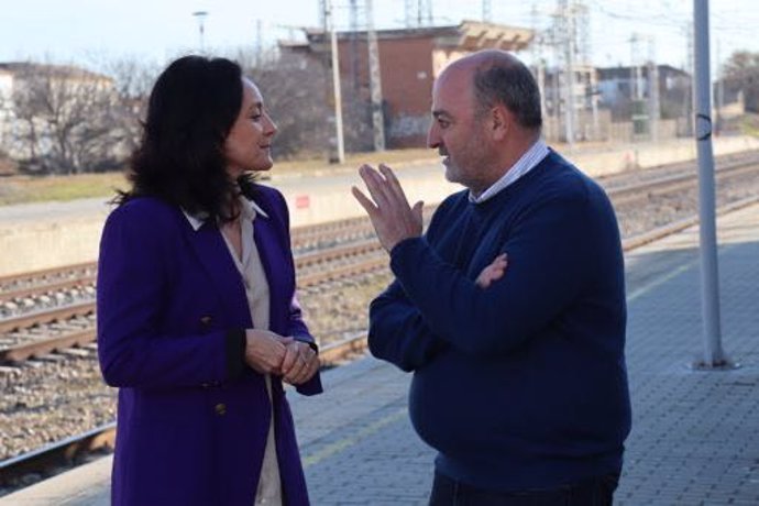 Rafi Crespín habla con Emilio Martínez junto a las vías del tren en la Estación de Posadas.