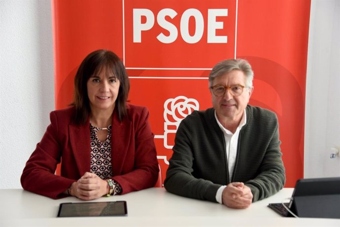 La diputada del PSOE en el Congreso Olvido de la Rosa y el edil socialista en Baza Manuel Gavilán