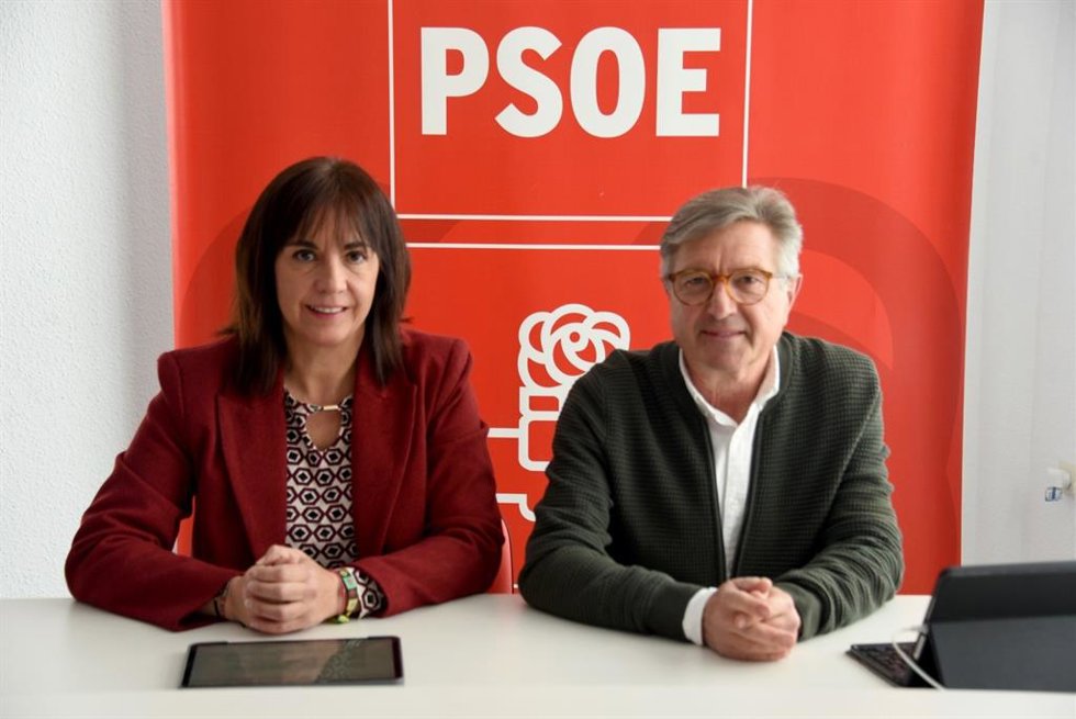 La diputada del PSOE en el Congreso Olvido de la Rosa y el edil socialista en Baza Manuel Gavilán