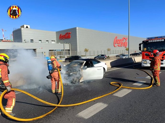 Bombers intervenen en un incendi en un vehicle en l'A-3 a Quart de Poblet