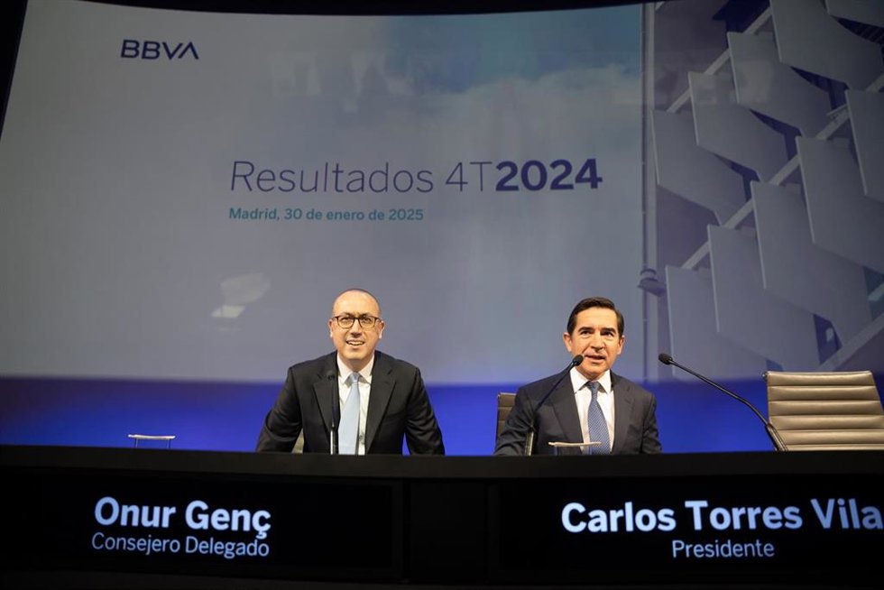 El presidente de BBVA, Carlos Torres Vila (d), y el consejero delegado, Onur Gen (i), durante una rueda de prensa, en el Auditorio Ciudad BBVA, a 30 de enero de 2025, en Madrid (España).
