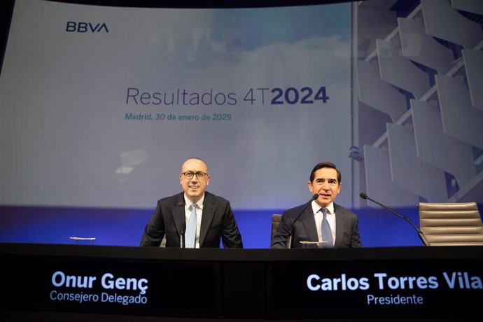 El presidente de BBVA, Carlos Torres Vila (d), y el consejero delegado, Onur Genç (i), durante una rueda de prensa, en el Auditorio Ciudad BBVA, a 30 de enero de 2025, en Madrid (España).