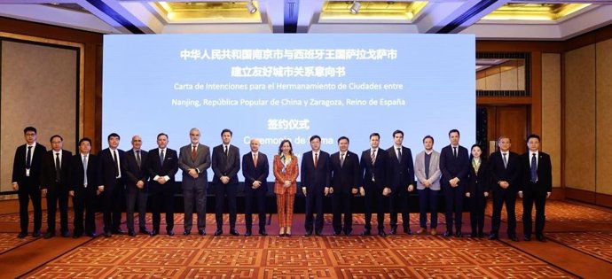 La alcaldesa de Zaragoza, Natalia Chueca, en Nanjing tras firmar con la autoridad municipal, Chen Zhichang,  una carta de intenciones para promover el intercambio de programas de formación y turístico, además de estrechar relaciones comerciales
