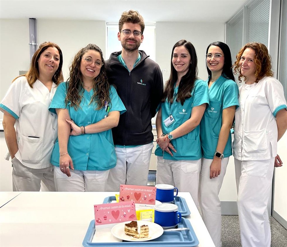 Los profesionales del Hospital Quirónsalud Córdoba han celebrado San Valentín con sus pacientes ingresados.