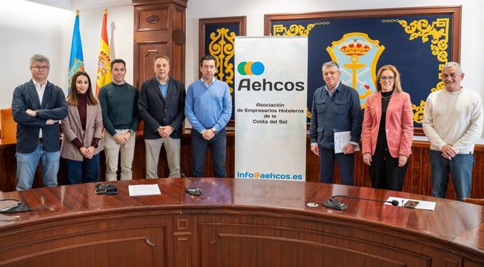 Los 14 establecimientos de alojamientos turísticos de Nerja asociados a Aehcos ofrecerán, de forma gratuita y transitoria, habitaciones a mujeres víctimas de violencia de género en una iniciativa pionera en la provincia de Málaga.