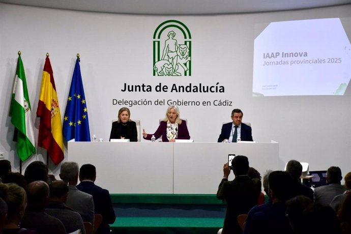 La delegada de la Junta de Andalucía en Cádiz, Mercedes Colombo, y el director del Instituto Andaluz de Administración Pública (IAAP), José Loaiza, en unas jornadas en Cádiz