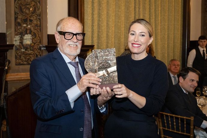 María Guardiola recibe el premio Giralda Encina de la Casa de Extremadura en Sevilla.