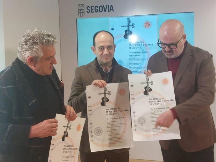 El diputado de Cultura, José María Bravo (izda), el presidente de 'Cuerda para rato', José Luis Martín Rozas, y el concejal de Cultura, Juan Carlos Monroy