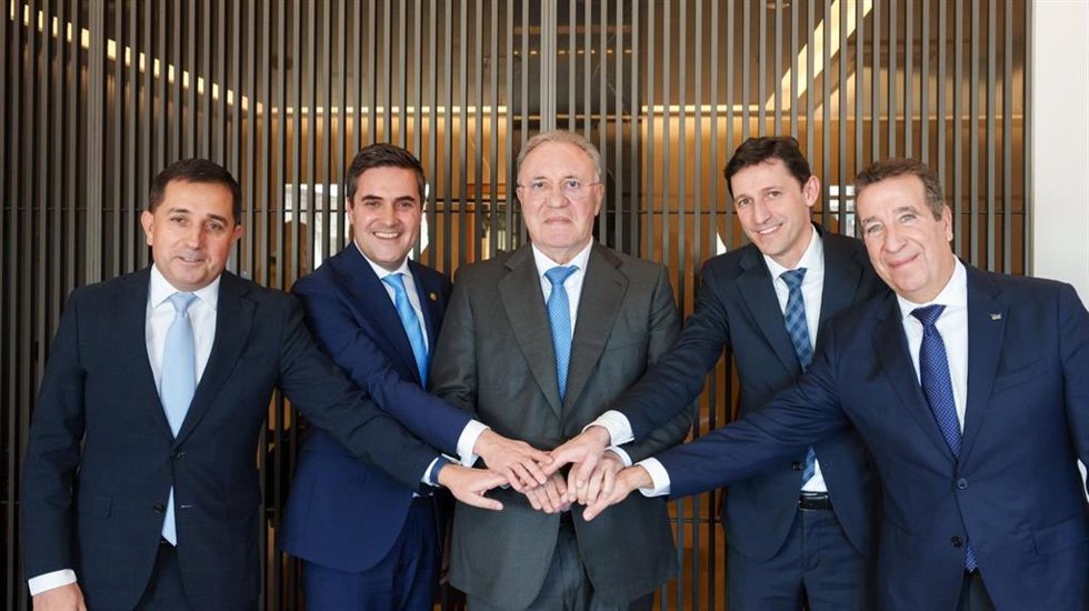 Foto del los representantes del consorcio vasco que han firmado un principio de acuerdo para entrar en Talgo