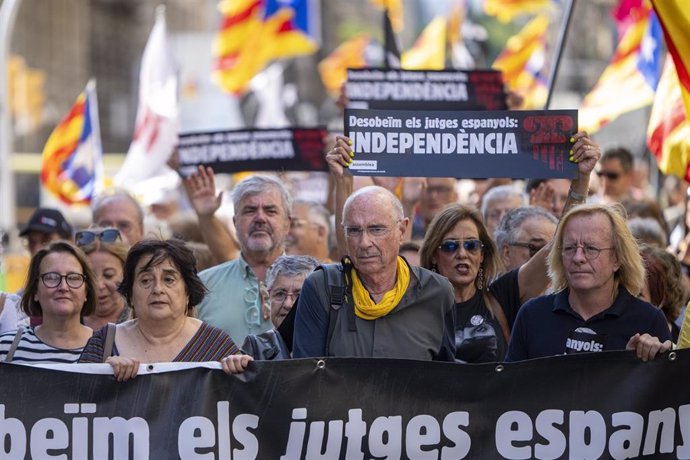 Archivo - El presidente de la ANC, Lluís Llach (c), durante una manifestación para pedir la aplicación de la amnistía.