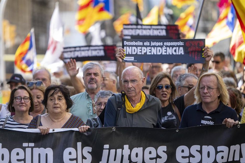 Archivo - El presidente de la ANC, Lluís Llach (c), durante una manifestación para pedir la aplicación de la amnistía.