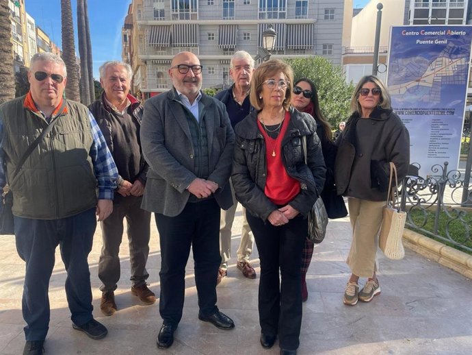 Representantes de Vox, con Alejandro Hernández y Toñi Gallardo, en Puente Genil.