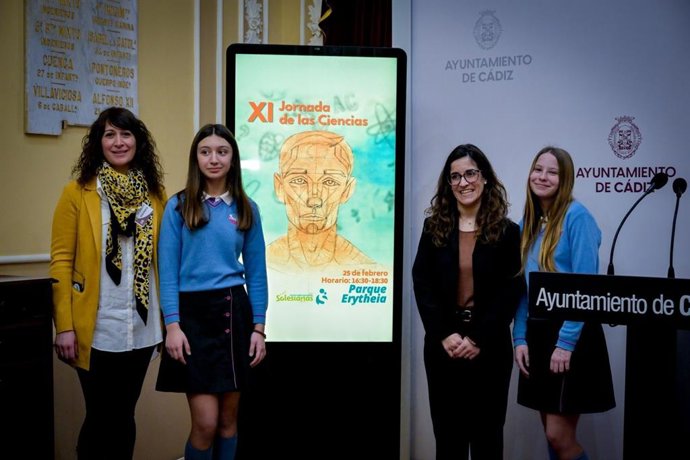 La concejala de Juventud e Infancia en el Ayuntamiento de Cádiz, Gloria Bazán, junto a Verónica Vega, profesora de las Salesianas, y Martina Estivill, alumna del mismo y autora del cartel de la XI Jornada de la Ciencia.