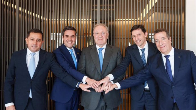 Foto del los representantes del consorcio vasco que han firmado un principio de acuerdo para entrar en Talgo