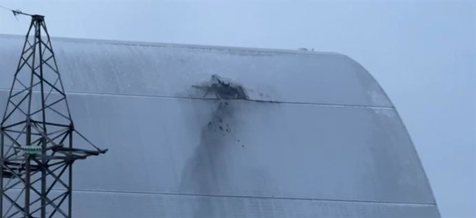 14 de fevereiro de 2025: Um ataque de drone russo atingiu o sarcófago ou abrigo de radiação que cobria o reator danificado na usina nuclear de Chernobyl. O ataque atingiu o abrigo da antiga quarta unidade de energia destruída da usina, o que causou um inc