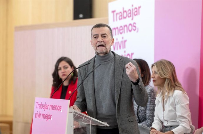 El coordinador general de IU, Antonio Maíllo, interviene durante una cumbre de Sumar junto a ministros y diferentes portavoces que integran la coalición para reivindicar la reducción de la jornada laboral, a 17 de enero de 2025, en Madrid (España). 