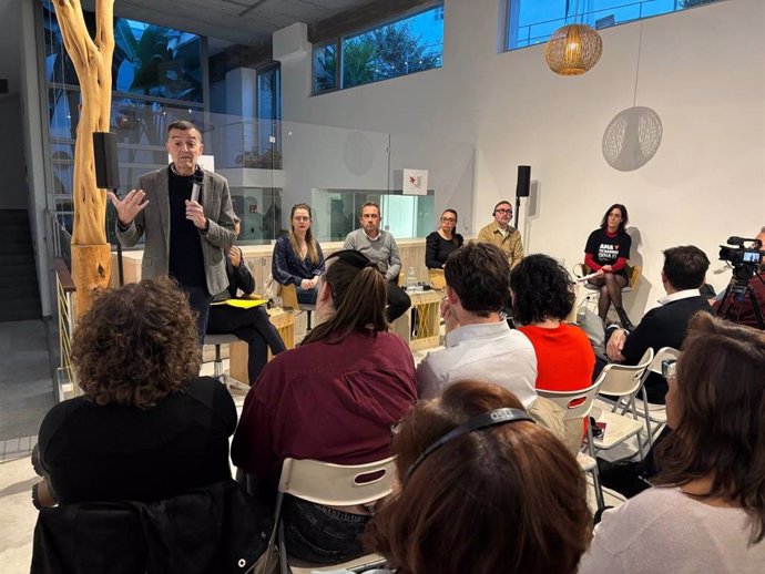 El coordinador de IU, Antonio Maíllo, interviene durante una jornada de vivienda organizadas por su formación en Madrid.