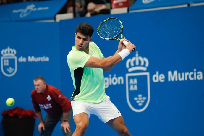 Archivo - El tenista Carlos Alcaraz, durante un partido de exhibición, en el Palacio de los Deportes, a 28 de diciembre de 2023, en Murcia, Región de Murcia (España). La Copa Carlos Alcaraz es una competición benéfica organizada por la Comunidad de Murcia
