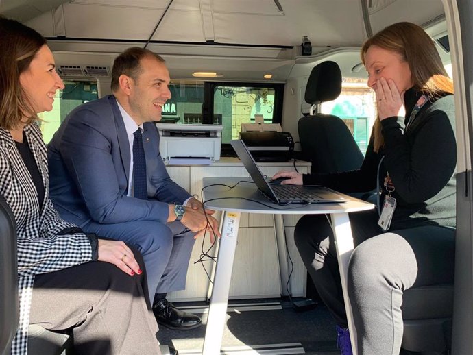 La Generalitat amplia su servicio de atención ciudadana con oficinas integradas y moviles
