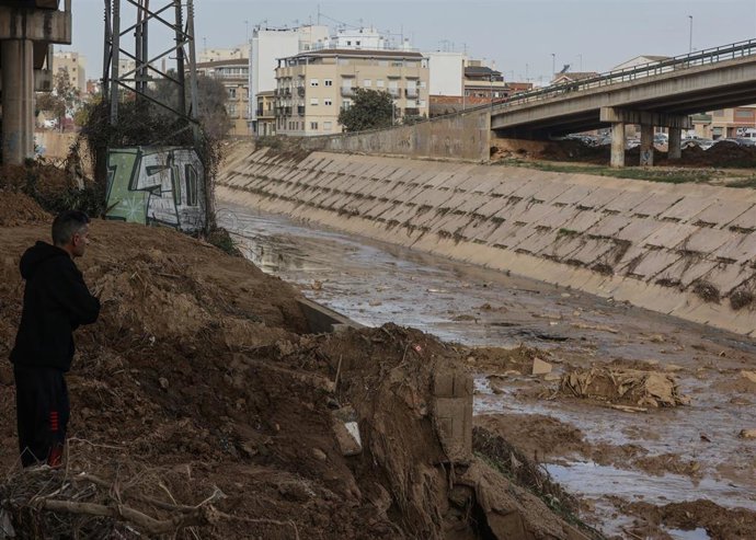 Archivo - Trabajos en el restablecimiento de las vías en el Barranco del Poyo (archivo)