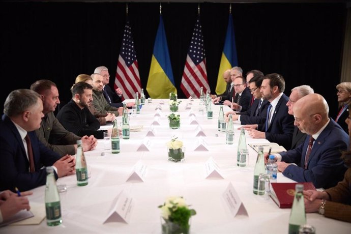 Reunión del presidente de Ucrania, Volodimir Zelenski, con el vicepresidente de Estados Unidos, JD Vance, y sus respectivos equipos en los márgenes de la Conferencia de Seguridad de Múnich, en Alemania