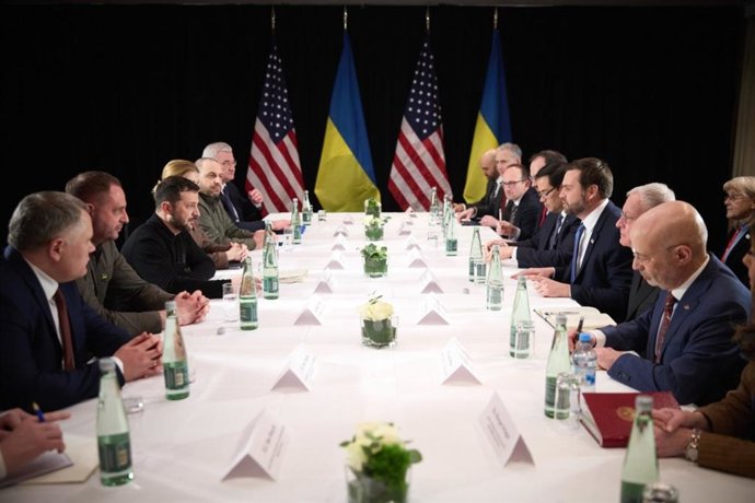 Reunio do presidente ucraniano Volodimir Zelenski com o vice-presidente dos EUA, JD Vance, e suas respectivas equipes, s margens da Conferncia de Segurana de Munique, na Alemanha.