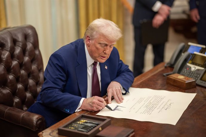 HANDOUT - 13 February 2025, US, Washington: US President Donald Trump, signs the proclamation appointing Robert F. Kennedy Jr., as the new Secretary of Health and Human Services uring the swearing in ceremony at the Oval Office. Photo: -/White House via P