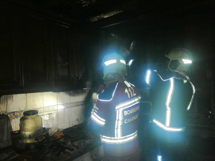 Bomberos extinguen un incendio en una cocina en Valdáliga