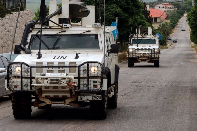 Archivo - 28 April 2024, Lebanon, Borj El Mlouk: Vehicles from the United Nations Interim Forces in Lebanon (UNIFIL) patrol the village of Burj al-Muluk on Lebanon's southern border with Israel. French Foreign Minister Stephane Sejourne came to Lebanon as