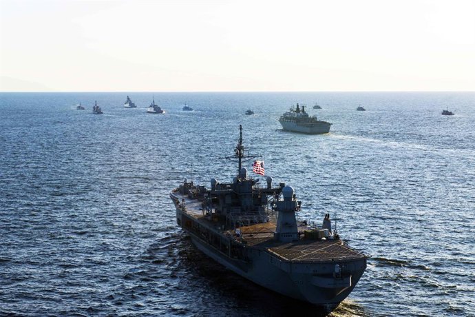 Archivo - 4 de junho de 2023 - Mar Báltico - O navio de comando e controle da classe Blue Ridge USS Mount Whitney (LCC 20) navega ao lado de navios que participam do exercício Baltic Operations 2023 (BALTOPS 23) no Mar Báltico, em 4 de junho de 2023. O BA