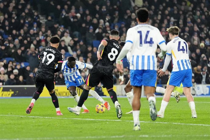 14 February 2025, United Kingdom, Brighton: Brighton and Hove Albion's Yankuba Minteh (2nd L) scores his side's second goal during the English Premier League soccer match between Brighton and Hove Albion and Chelsea at the American Express Stadium. Photo: