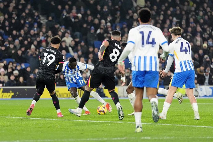 14 February 2025, United Kingdom, Brighton: Brighton and Hove Albion's Yankuba Minteh (2nd L) scores his side's second goal during the English Premier League soccer match between Brighton and Hove Albion and Chelsea at the American Express Stadium. Photo: